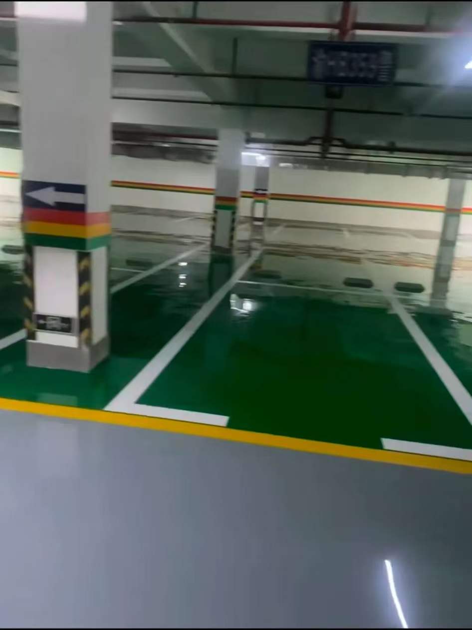 工人操作打磨机进行地面施工